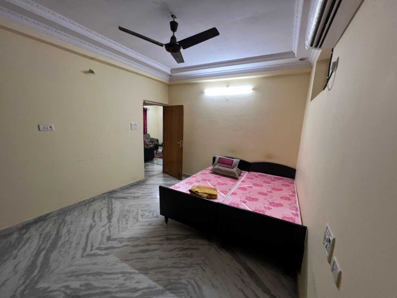 https://findmyroom-property-images-india.s3.ap-south-1.amazonaws.com/qzcsx-1768723440322-18350