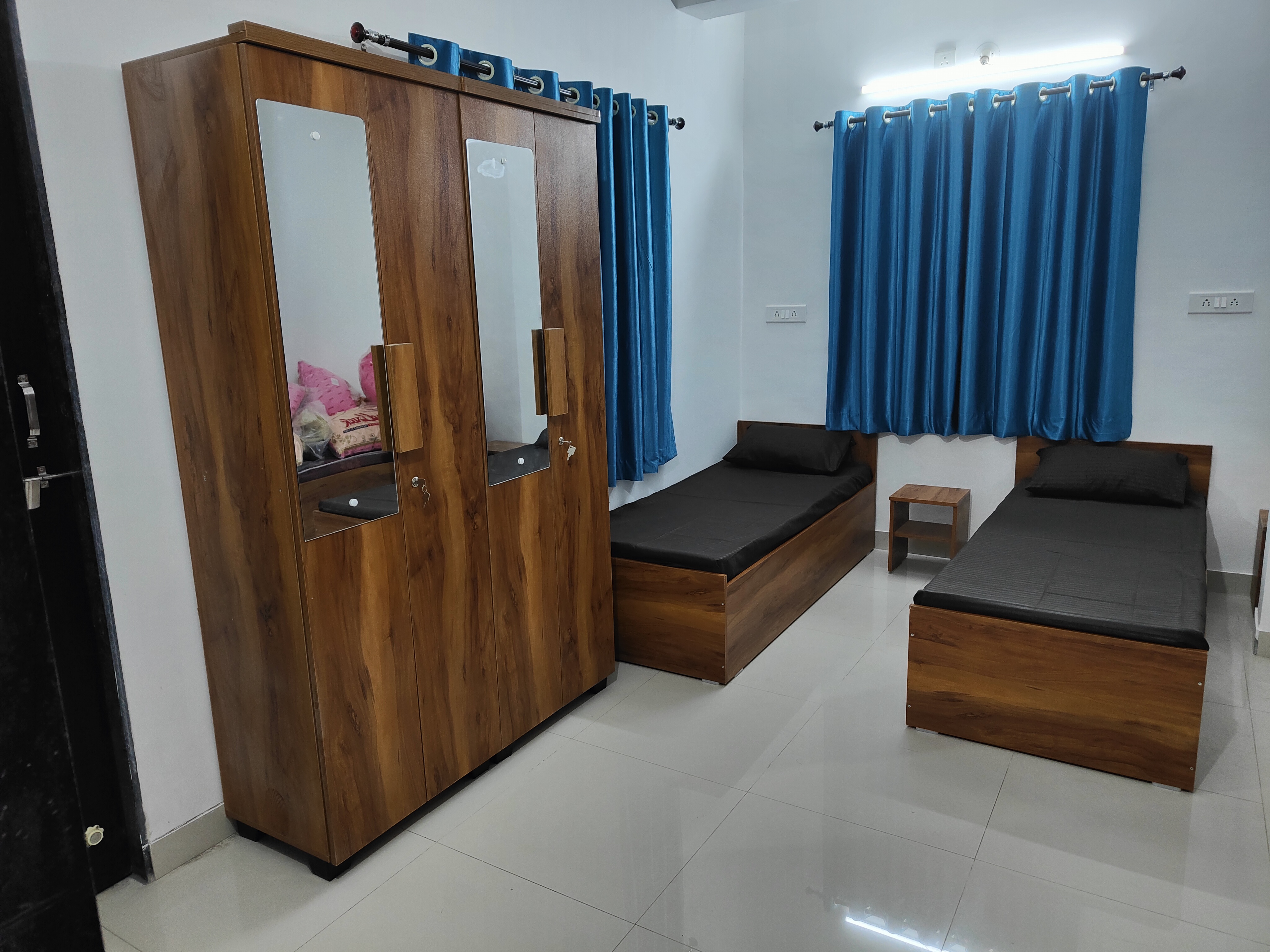 https://findmyroom-property-images-india.s3.ap-south-1.amazonaws.com/qzkty-1681810572008-41224.jpg