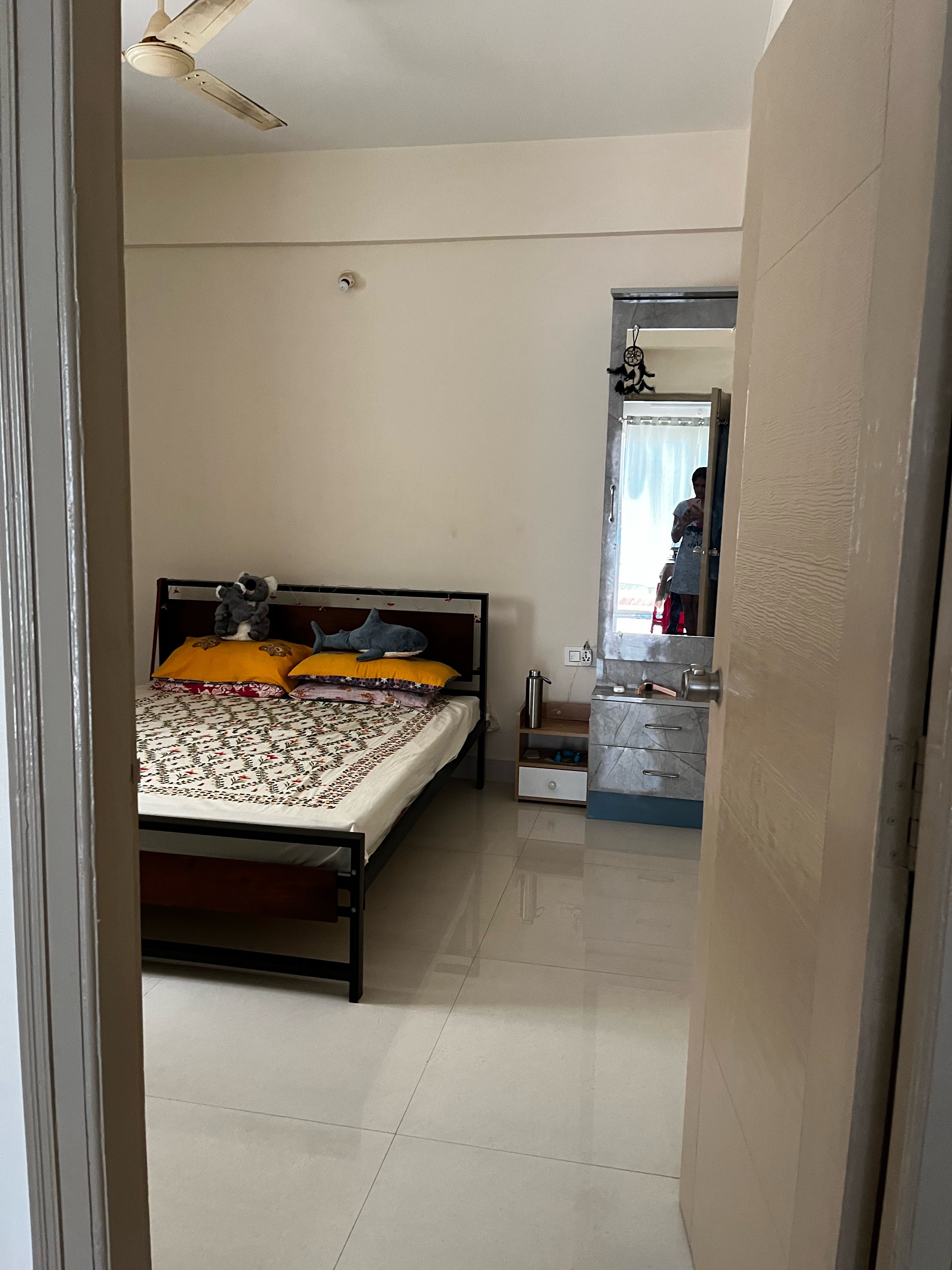 https://findmyroom-property-images-india.s3.ap-south-1.amazonaws.com/rbalb-1698524830629-60376.jpeg