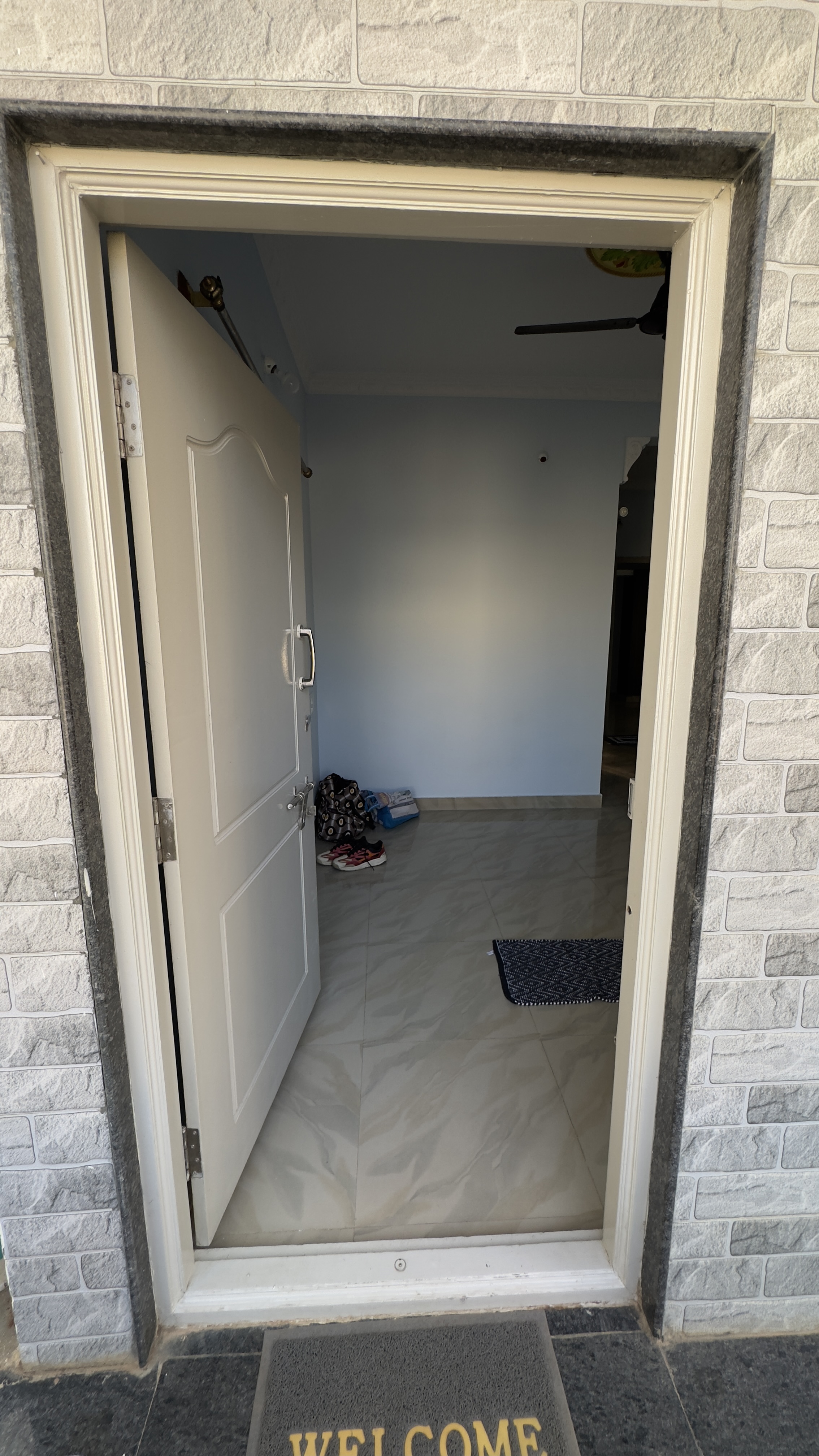 https://findmyroom-property-images-india.s3.ap-south-1.amazonaws.com/rmzql-1708069210192-57271.jpeg