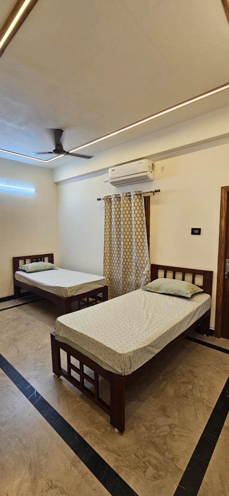https://findmyroom-property-images-india.s3.ap-south-1.amazonaws.com/tbmpo-1758710856231-35008.jpg