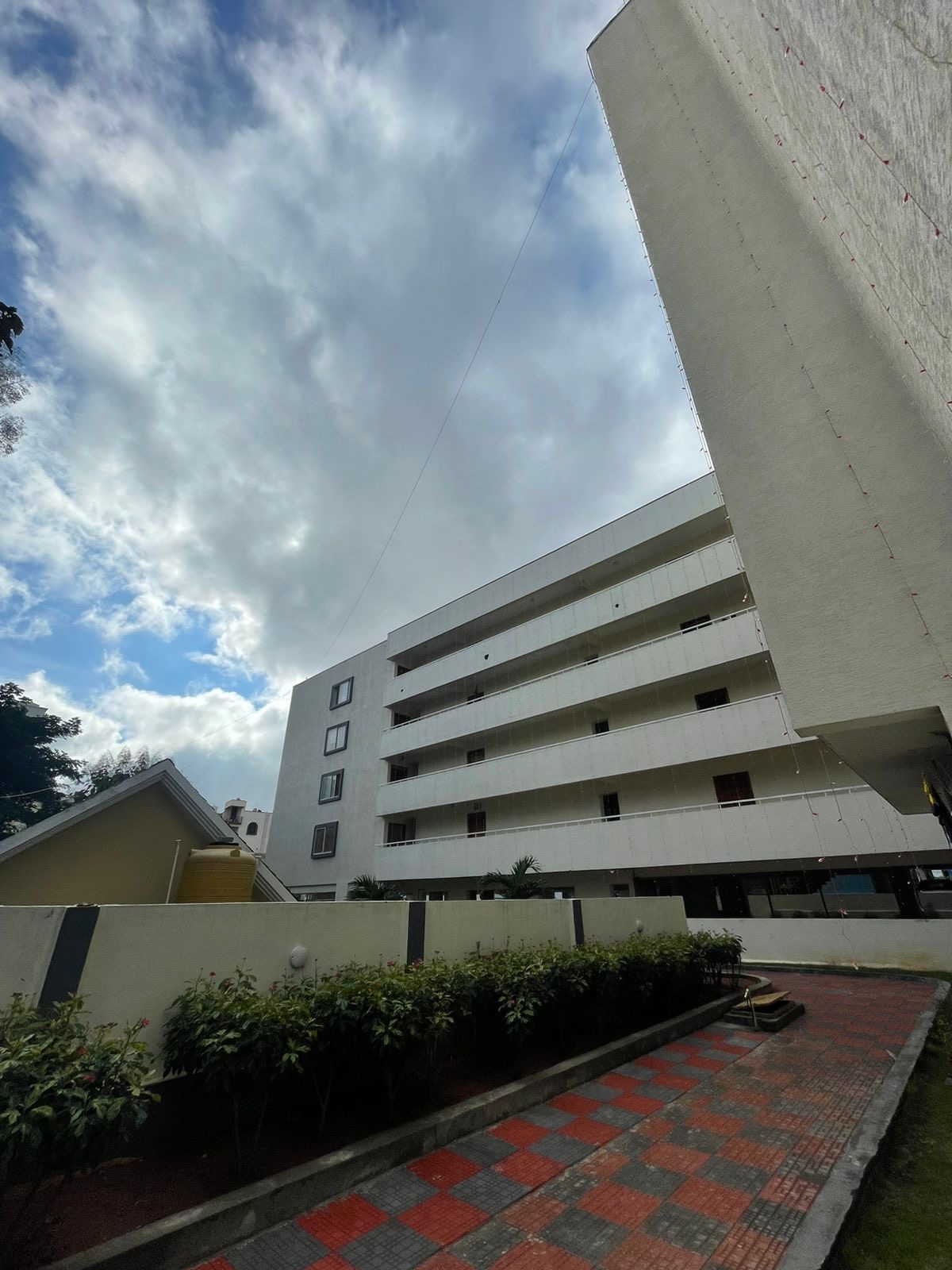 https://findmyroom-property-images-india.s3.ap-south-1.amazonaws.com/tdufr-1702861561178-80015.jpeg