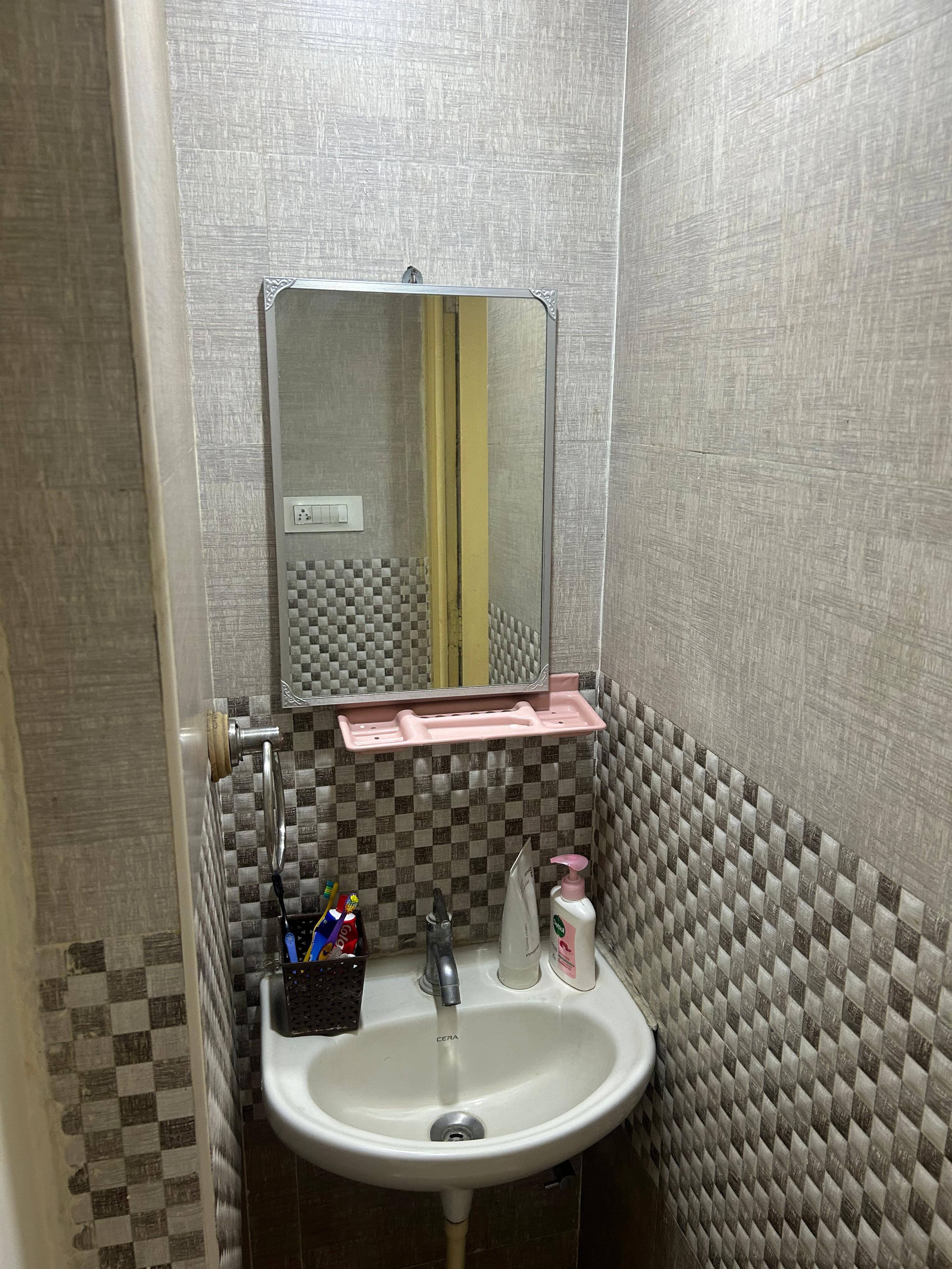 https://findmyroom-property-images-india.s3.ap-south-1.amazonaws.com/tfnvv-1723065977291-25337.jpeg