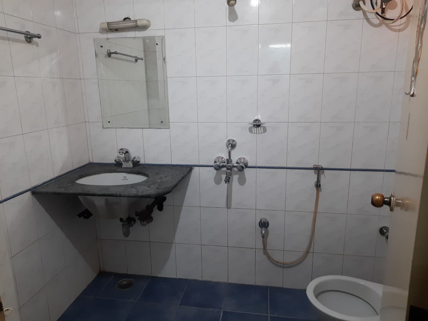 https://findmyroom-property-images-india.s3.ap-south-1.amazonaws.com/vdtpz-1681361025449-66225.jpg