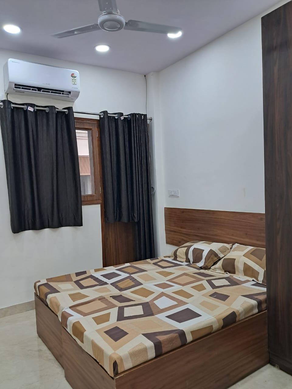 https://findmyroom-property-images-india.s3.ap-south-1.amazonaws.com/vehot-1760529256751-51255.jpeg