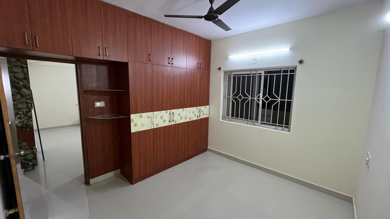 https://findmyroom-property-images-india.s3.ap-south-1.amazonaws.com/vmyqo-1748763594392-38817.jpeg