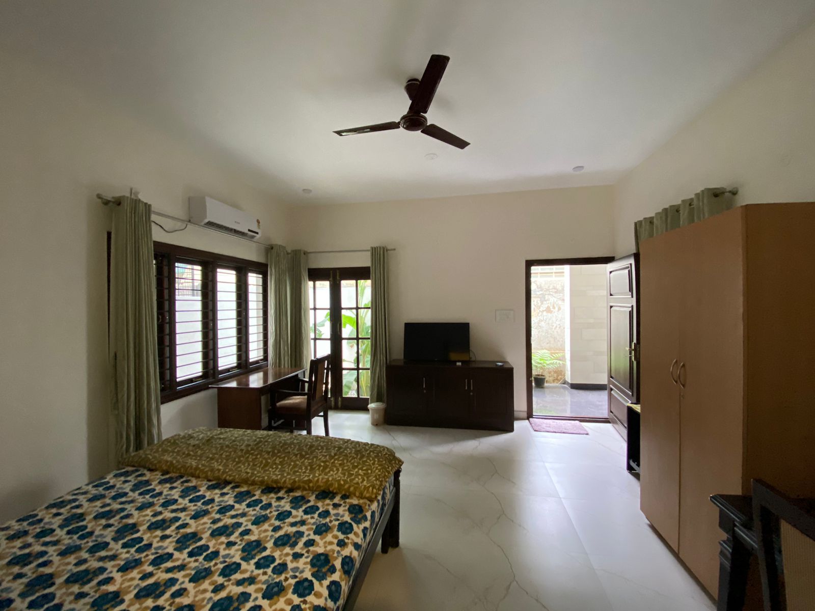 https://findmyroom-property-images-india.s3.ap-south-1.amazonaws.com/vosmo-1726208467029-15522.jpeg