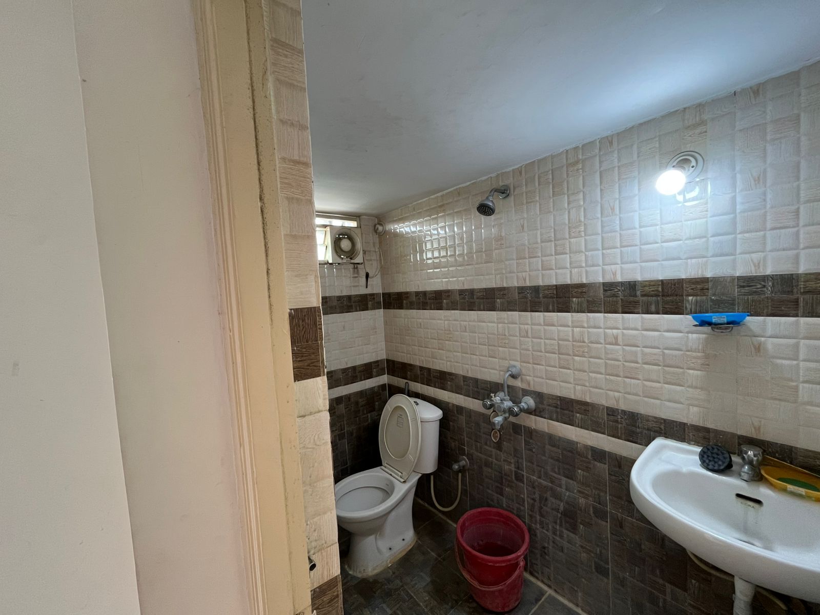 https://findmyroom-property-images-india.s3.ap-south-1.amazonaws.com/vsgfm-1727779889416-78646.jpeg