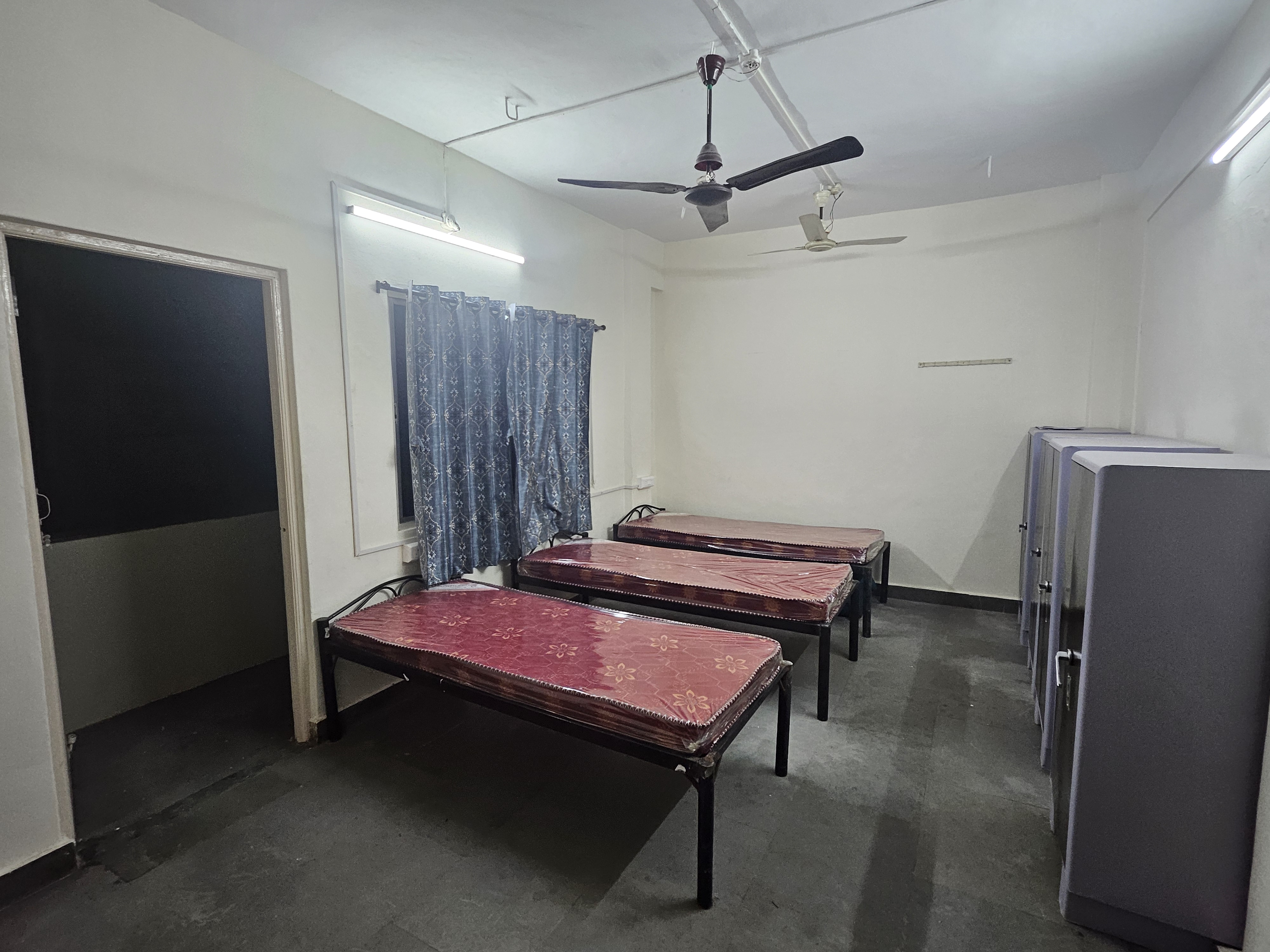 https://findmyroom-property-images-india.s3.ap-south-1.amazonaws.com/vvqii-1710991788133-25583.jpg