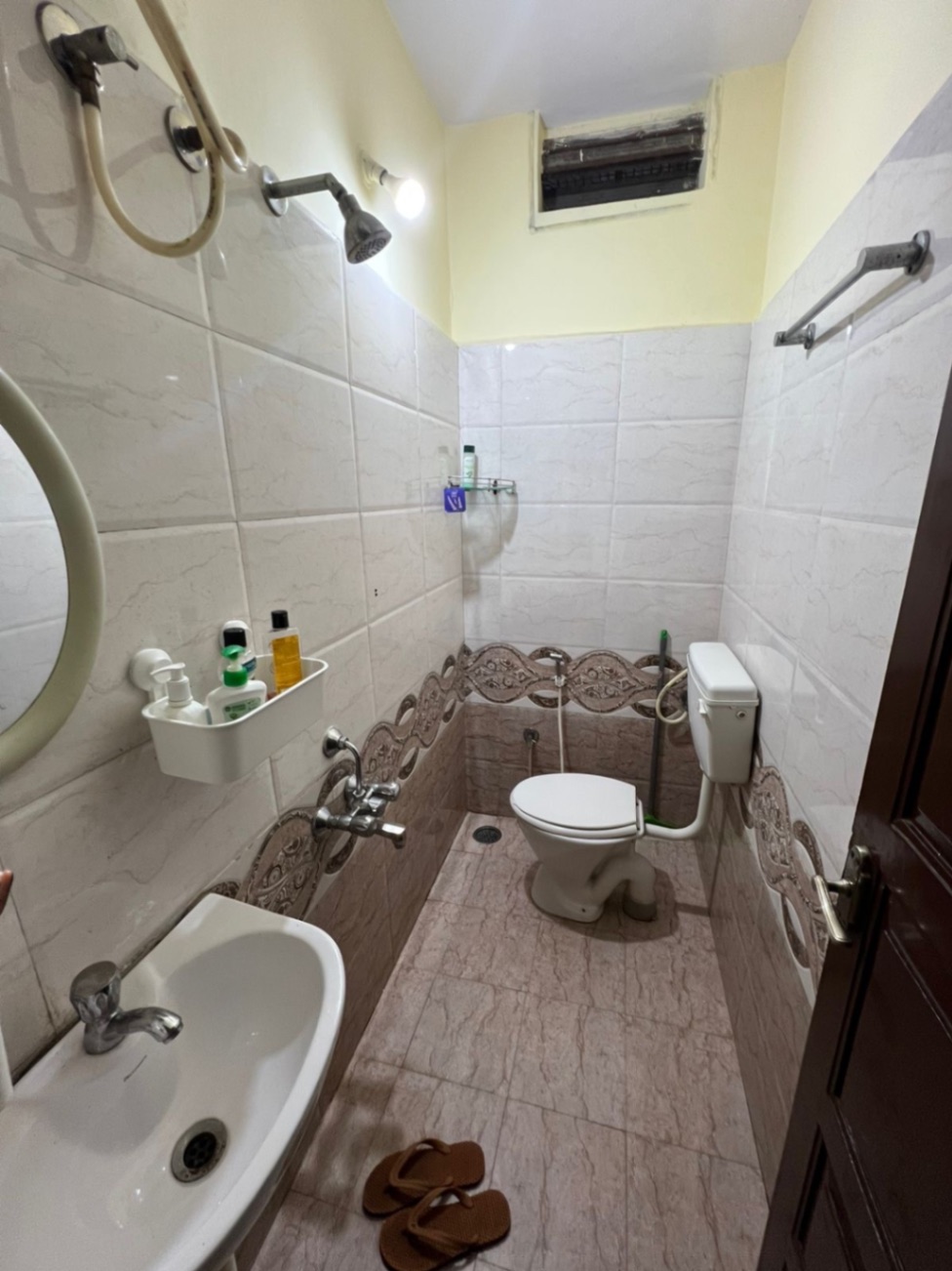 https://findmyroom-property-images-india.s3.ap-south-1.amazonaws.com/vvzxi-1760550226279-07668