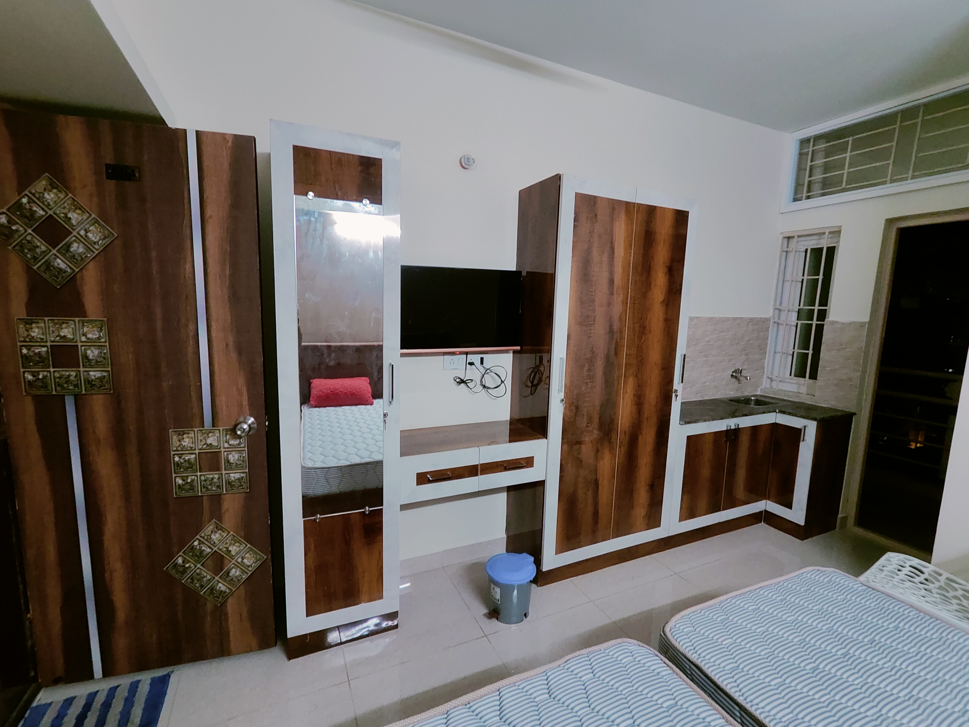 https://findmyroom-property-images-india.s3.ap-south-1.amazonaws.com/vydyl-1681806852934-56252.jpg