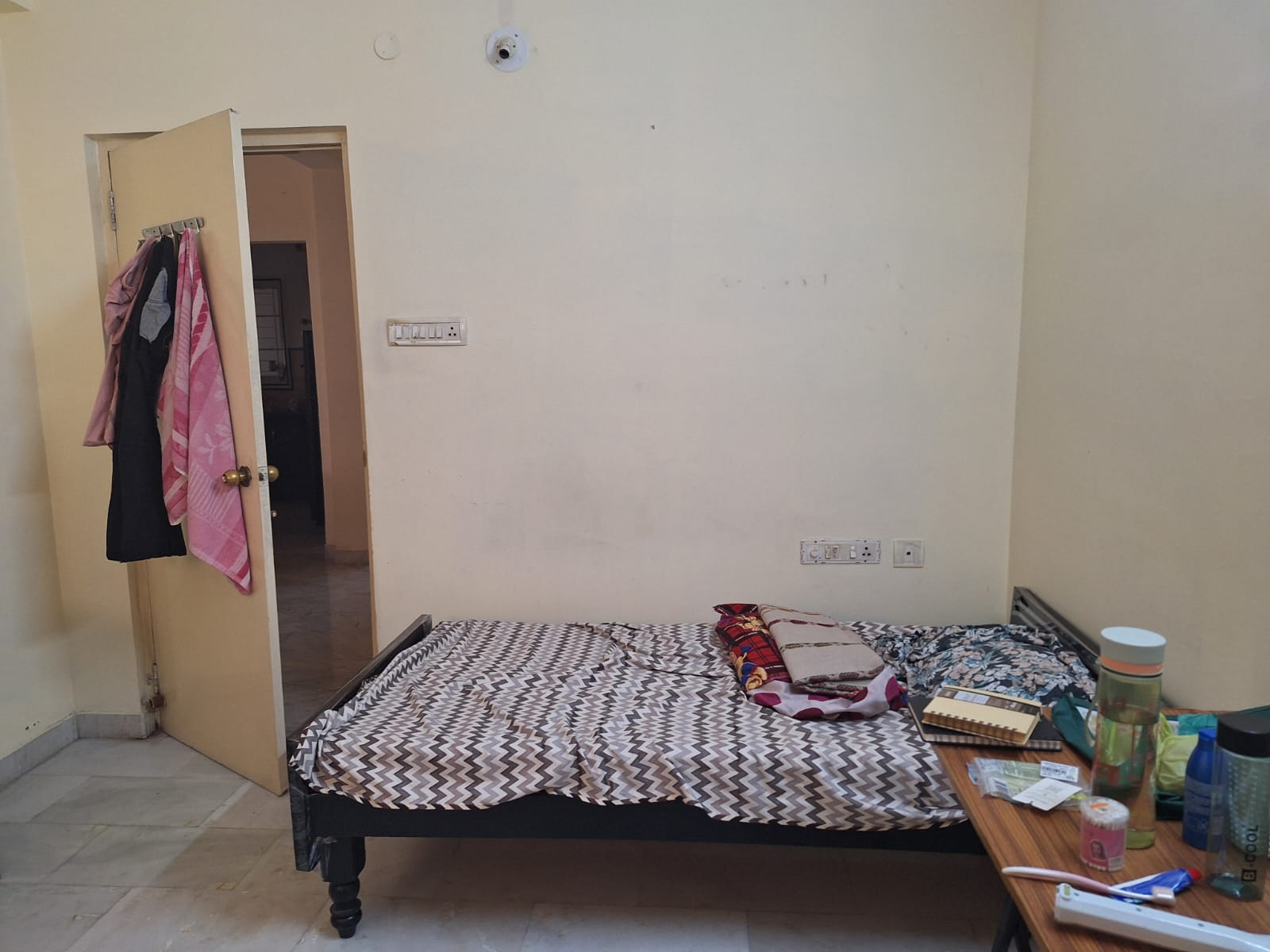 https://findmyroom-property-images-india.s3.ap-south-1.amazonaws.com/wupqb-1755613767096-48170.jpg