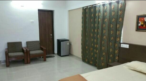 https://findmyroom-property-images-india.s3.ap-south-1.amazonaws.com/xbyth-1758019368688-50108.jpg