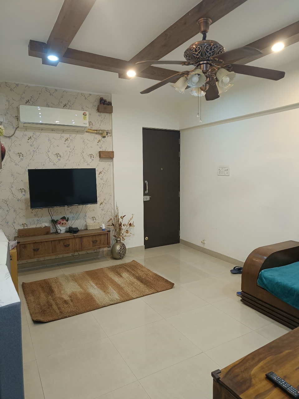 https://findmyroom-property-images-india.s3.ap-south-1.amazonaws.com/xcwsx-1738131669869-74515.jpg