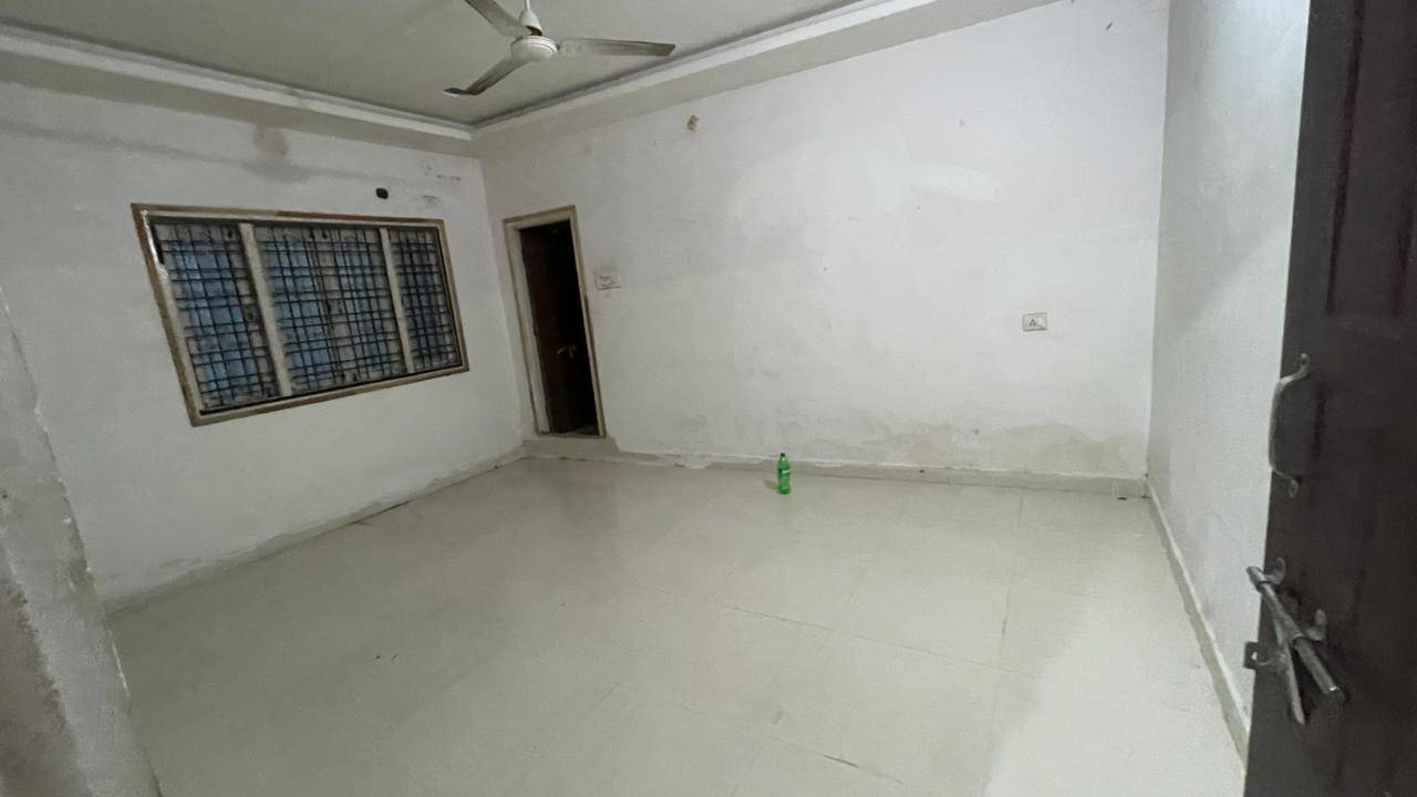 https://findmyroom-property-images-india.s3.ap-south-1.amazonaws.com/xdqos-1762338409639-04658