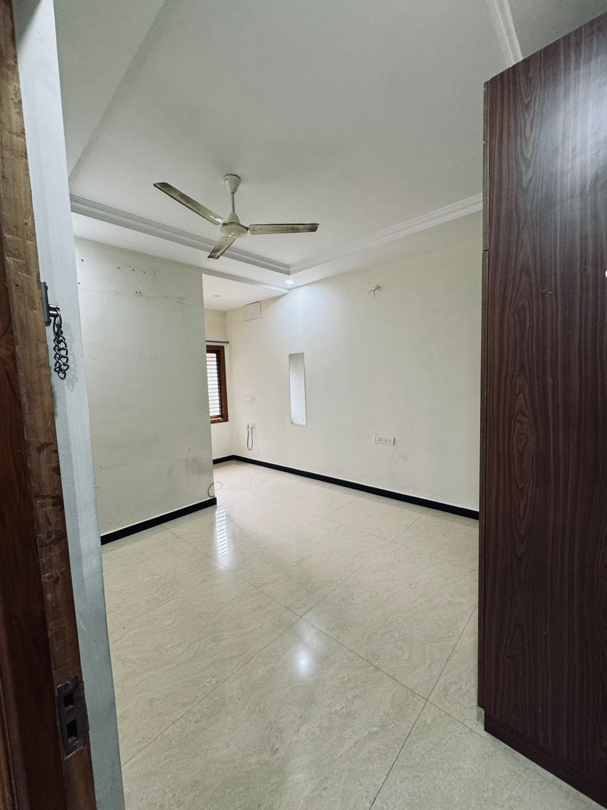 https://findmyroom-property-images-india.s3.ap-south-1.amazonaws.com/xjlkm-1743941131007-13143.jpeg