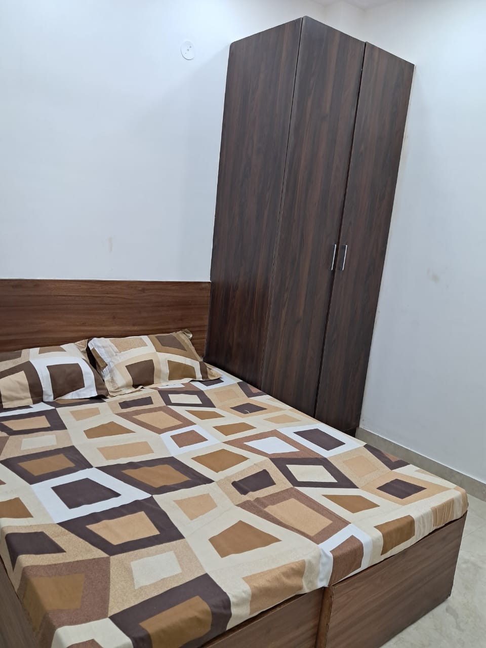 https://findmyroom-property-images-india.s3.ap-south-1.amazonaws.com/xlsbv-1760529256753-73802.jpeg