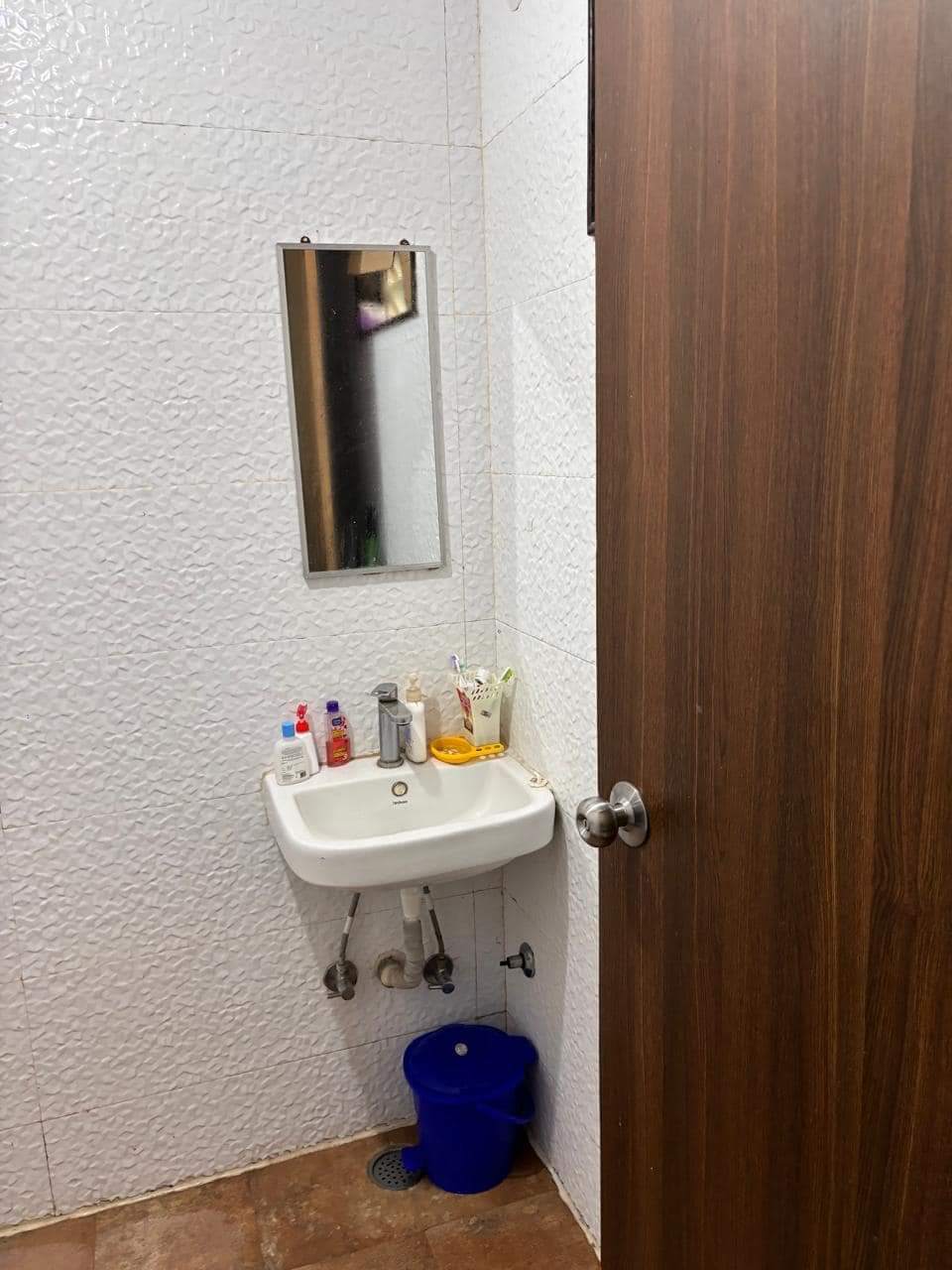 https://findmyroom-property-images-india.s3.ap-south-1.amazonaws.com/xlyzo-1760114511294-73111