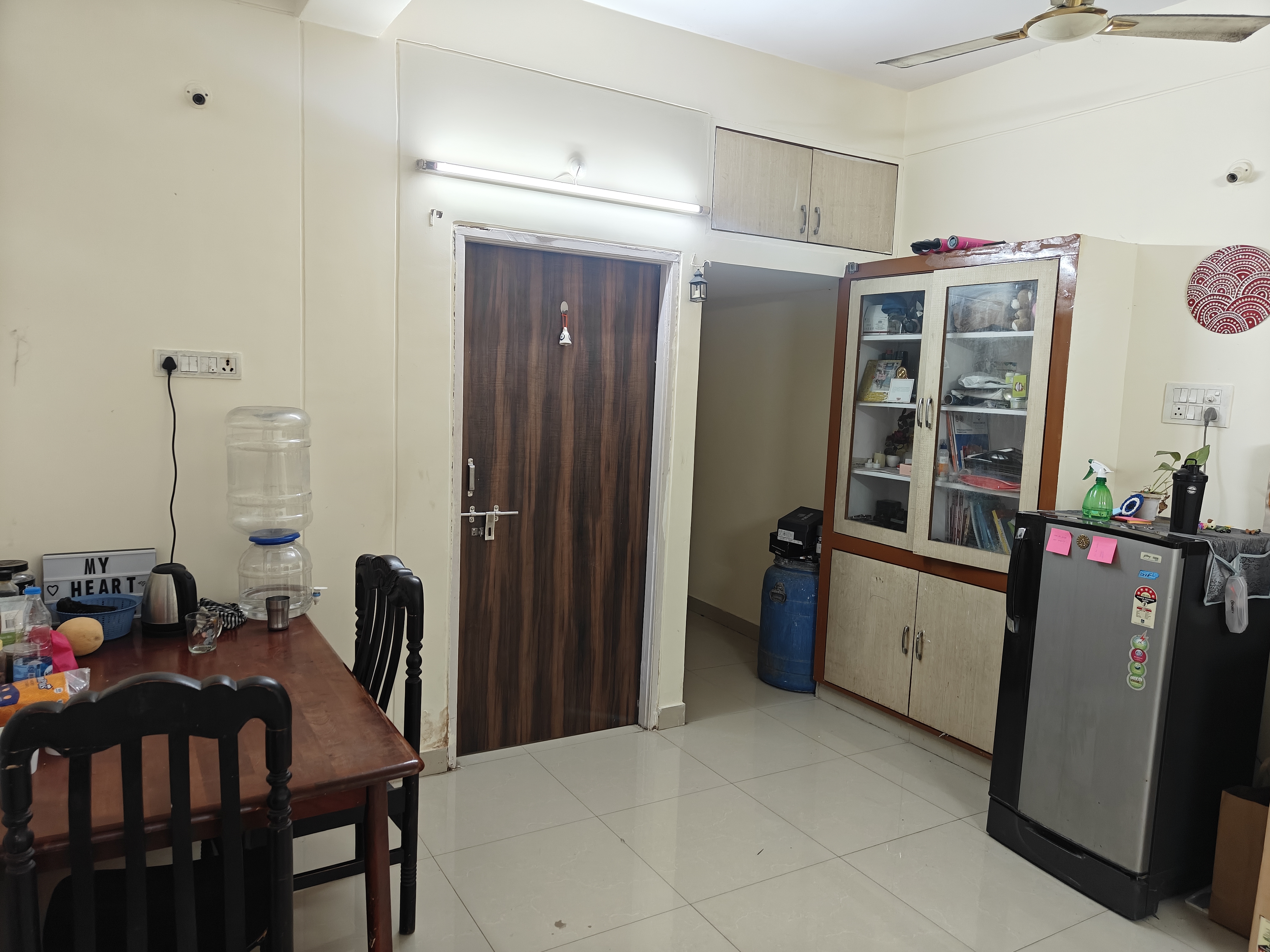 https://findmyroom-property-images-india.s3.ap-south-1.amazonaws.com/xsglh-1744912135797-74754.jpg