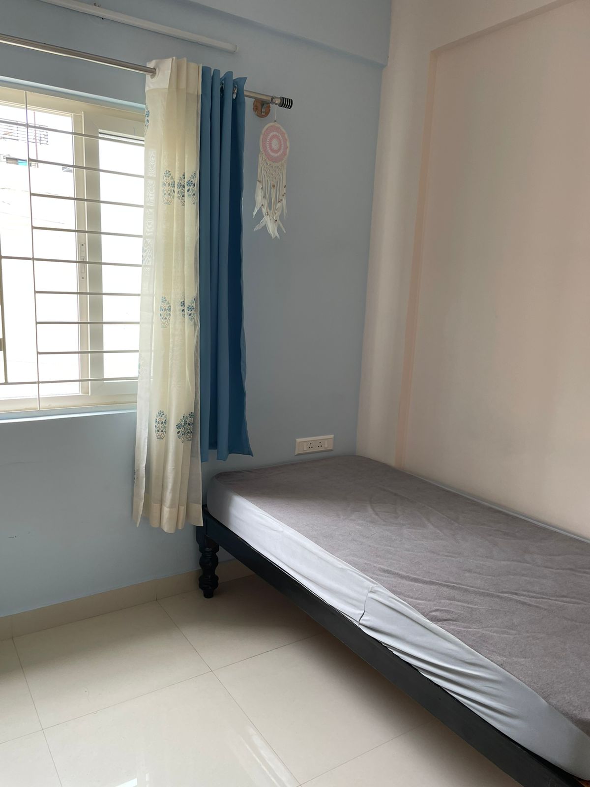 https://findmyroom-property-images-india.s3.ap-south-1.amazonaws.com/xwsxc-1688973536203-77122.jpeg