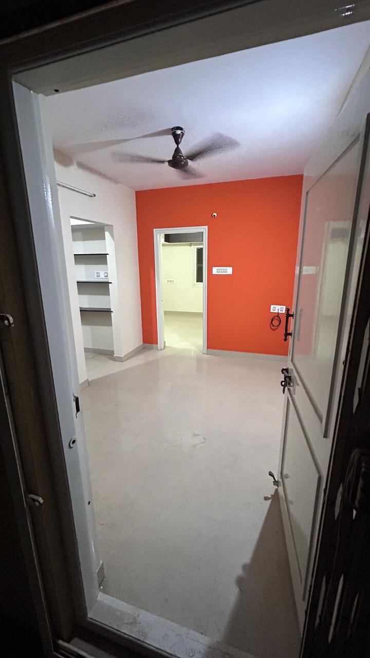 https://findmyroom-property-images-india.s3.ap-south-1.amazonaws.com/ylfzg-1746648155726-13136.jpg