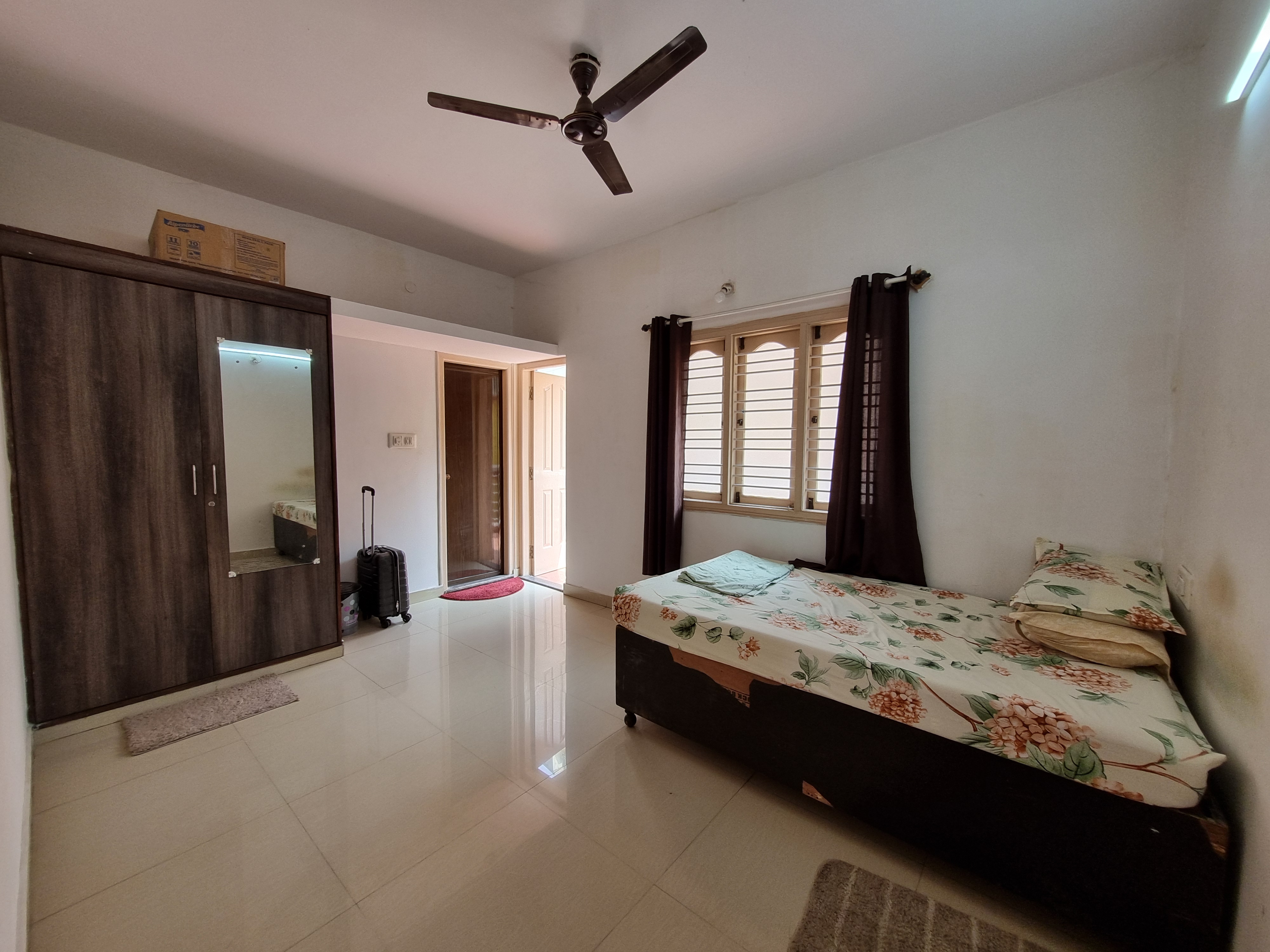 https://findmyroom-property-images-india.s3.ap-south-1.amazonaws.com/yosim-1715921019625-66155.jpg