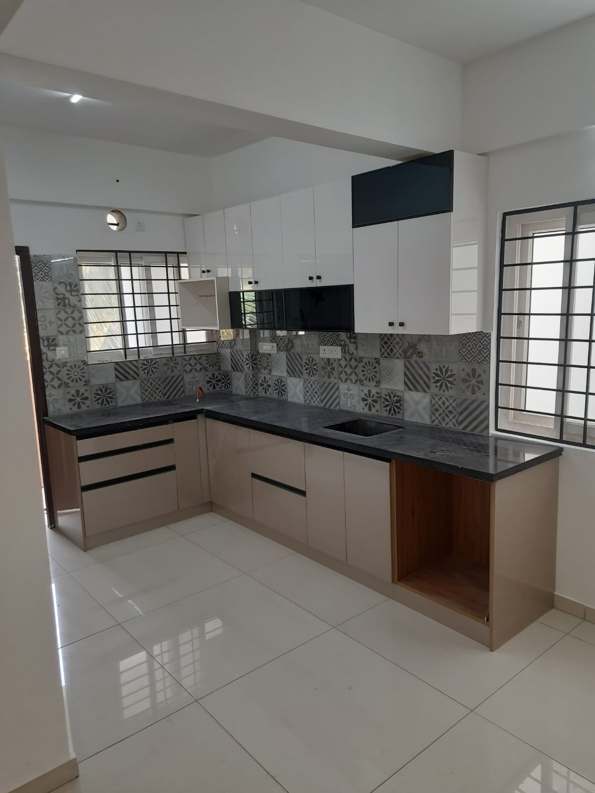 https://findmyroom-property-images-india.s3.ap-south-1.amazonaws.com/ysqny-1702560843187-01640.jpg