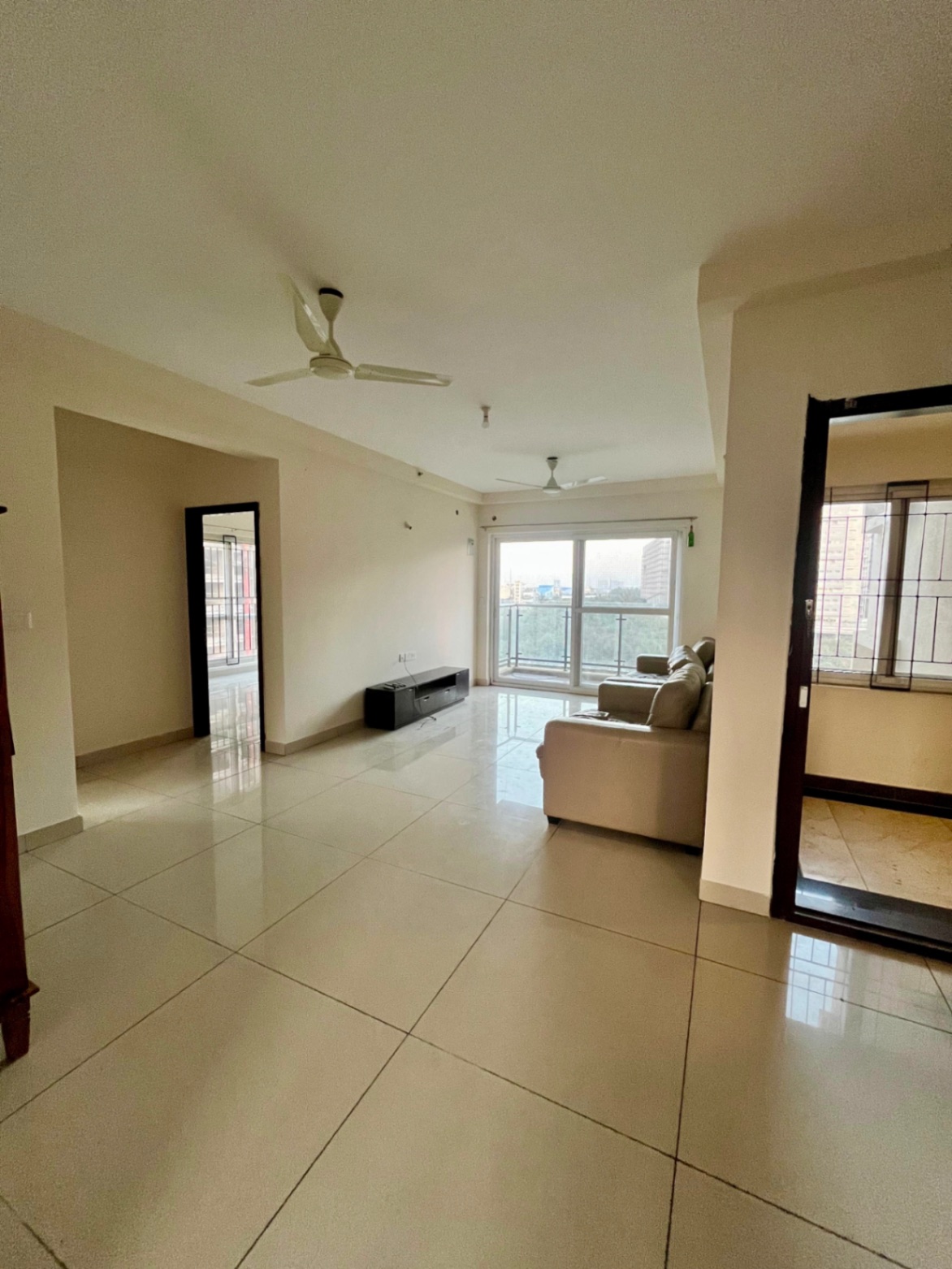 https://findmyroom-property-images-india.s3.ap-south-1.amazonaws.com/zbfgp-1768714163826-78550