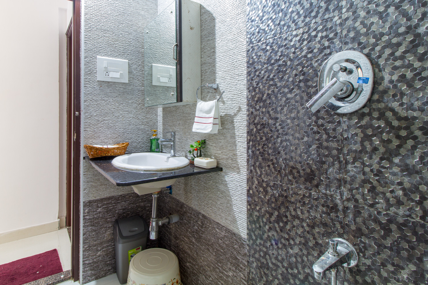 https://findmyroom-property-images-india.s3.ap-south-1.amazonaws.com/zscfw-1756714714181-12458.jpg